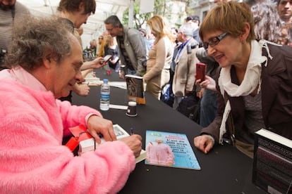 El actor Quimet Pla firma ejemplares del libro "El abuelo que saltó por la ventana y se largó", del escritor Jonas Jonasson.