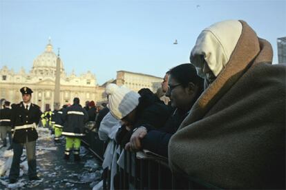 Decenas de miles de fieles pasan la noche en las inmediaciones del Vaticano. Muchos de ellos han guardado cola durante más de 20 horas para poder desfilar ante el cuerpo sin vida del Papa.