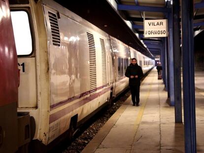 El tren nocturno Lusitania a su paso por la frontera entre Fuentes de Oñoro (Salamanca, España) y Vilar Formoso (Portugal), en 2021.