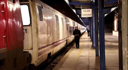 El tren nocturno Lusitania a su paso por la frontera entre Fuentes de Oñoro (Salamanca, España) y Vilar Formoso (Portugal), en 2021.