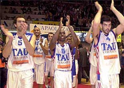 Los jugadores del Tau aplauden a su público tras el partido.