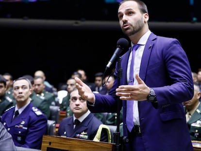 Eduardo Bolsonaro discursa em solenidade de homenagem ao Exército na Câmara.