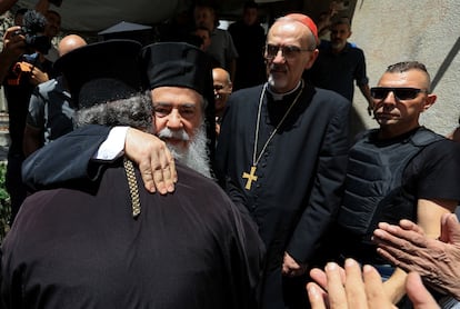 El patriarca de la Iglesia Ortodoxa de Jerusalén, Teófilo III, y (detrás) el patriarca latino de Jerusalén, el cardenal Pierbattista Pizzaballa, a su llegada este viernes a la Sagrada Familia de Gaza, la única iglesia católica de la Franja, atacada ayer.
