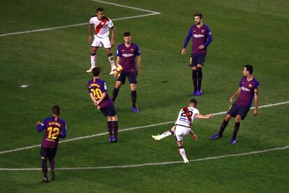 José Angel Pozo marca el primer gol de su equipo.