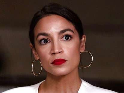 AOC ha contado en su viral vídeo de belleza qué brochas usa para extender el maquillaje.