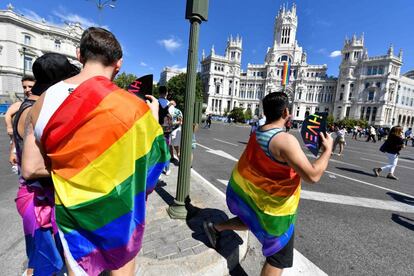 Participantes do desfile com bandeiras arco-íris em Madri.