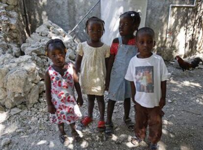 De izquierda a derecha, Daphekaina, Polycia, Tania y Nick, los cuatro niños haitianos en trámite de adopción en España.