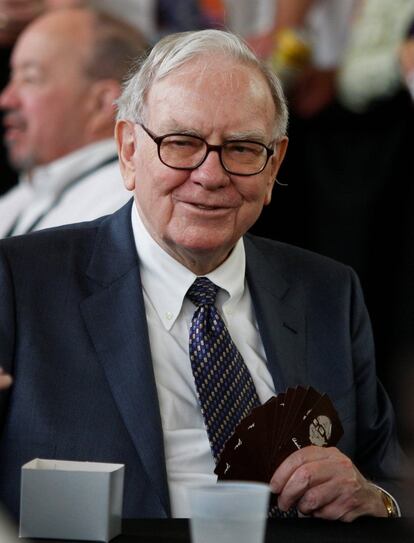 Warren Buffet solía decir que: “la cantidad perfecta para dejarle a los hijos es el dinero suficiente para que sientan que pueden hacer cualquier cosa, pero no tanto como para que no hagan nada". El empresario ha sido claro en que el 80% de su millonaria fortuna, más de 70.000 millones de dólares, será destinada a organizaciones caritativas. “Nos horrorizaba pensar en lo que podía pasar si tomaban el control de mucho dinero cuando aún eran muy jóvenes", dijo una vez acerca de sus hijos. Buffett creó un fondo para cada uno de sus descendientes, con 2,5 millones de dólares controlados por un albacea, quien solo puede liberar dinero para educación, cuidado de la salud o el inicio de un negocio.