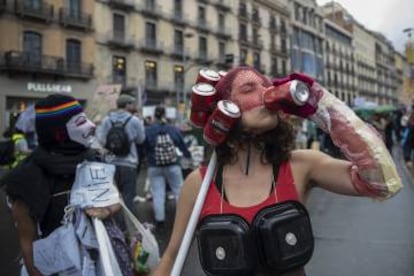 Una manifestant vestida amb deixalles.