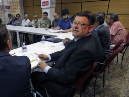 Ximo Puig, durante la reuni&oacute;n con representantes del sector audiovisual. 