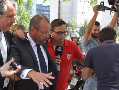 Rosell, en el centro, tras declarar en el juicio contra Laporta. 