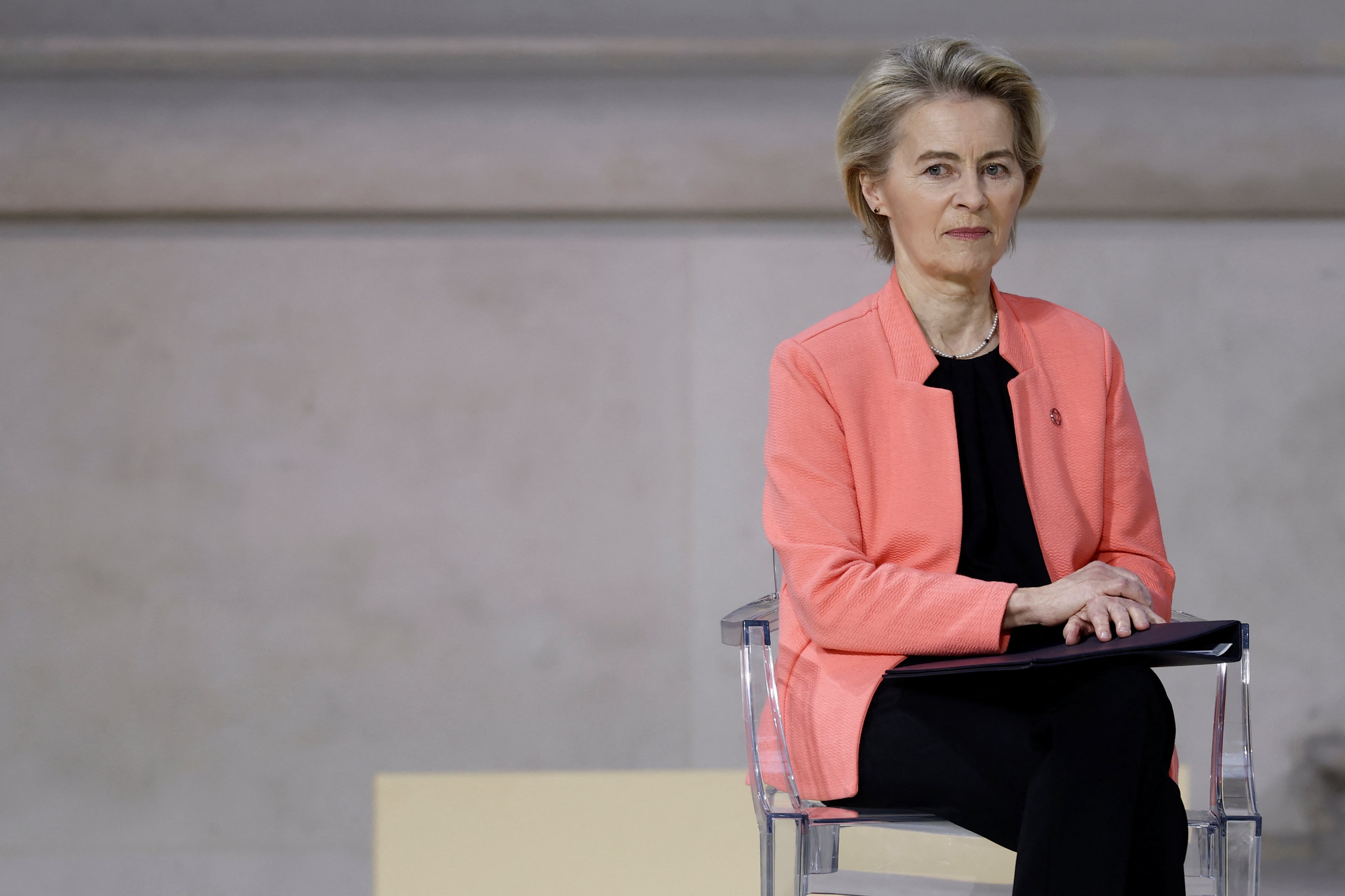 La presidenta de la Comisión Europea, Ursula von der Leyen, asiste a la cumbre sobre Inteligencia Artificial, este martes en el Grand Palais de París.