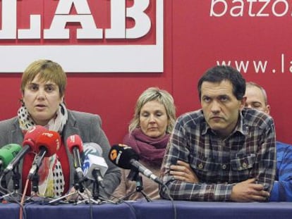 La secretaria general del sindicato LAB, Ainhoa Etxaide , a la izquierda, acompañada por miembros del sindicato este miñercoles en San Sebastián. 
