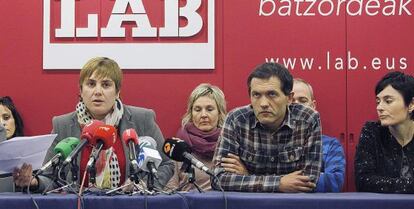 La secretaria general del sindicato LAB, Ainhoa Etxaide , a la izquierda, acompañada por miembros del sindicato este miñercoles en San Sebastián.