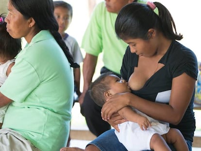 Una madre amamanta a su hijo en Panamá.