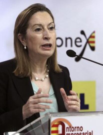 La ministra de Fomento, Ana Pastor , durante su intervenci&oacute;n  en un desayuno informativo organizado por la Asociaci&oacute;n de Empresarios Aragoneses en el Exterior (Aragonex), celebrado hoy en un hotel de Madrid.