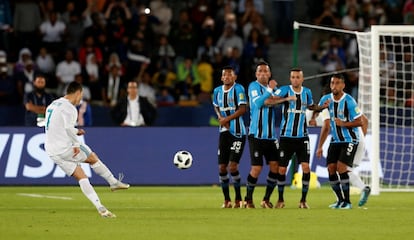 Cristiano Ronaldo marca gol de tiro libre.