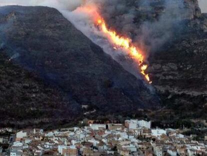 El casco urbano de Barx, con las llamas del incendio al fondo.