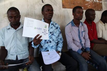Ciudadanos de liberia en una sesión informativa sobre el virus del Ébola en Monrovia. El ministro de Salud de Liberia, Walter Gwenegle confirmó oficialmente que el brote de Ébola ha causado la muerte de cuatro personas en el país.