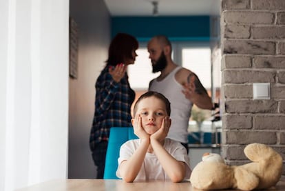 Un hijo se aburre antes las constantes peleas de sus padres.