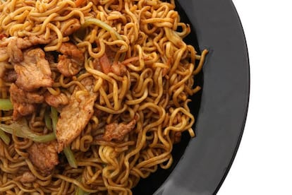 Para Anabel Fernández, este popular plato tiene más desventajas que beneficios. “Por un lado, los fideos se elaboran con harina refinada, que no aporta ningún beneficio a la dieta; lleva carne roja que además se saltea con aceites de poca calidad, y se acompaña normalmente de salsas con azúcar añadido, algo que está relacionado con aumento de peso, obesidad y diabetes”. Por regla general, como señala <a href="http://dietaluzon.com/ana-luzon-nutricion" target="_blank">la doctora Ana Luzón</a>, autora del libro 'Método Luzón, la dieta Gourmet (Ed. Sindicato del Gusto), “en los restaurantes chinos abundan las frituras, las salsas suelen estar ligadas con harina de maíz que enmascara el elevado contenido de aceite, y los arroces y los tallarines casi siempre se presentan fritos”.