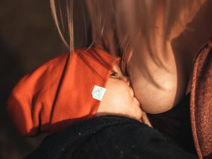 Una madre dando el pecho a su bebé. 
