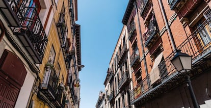 Edificios en una calle del barrio Malasaña.