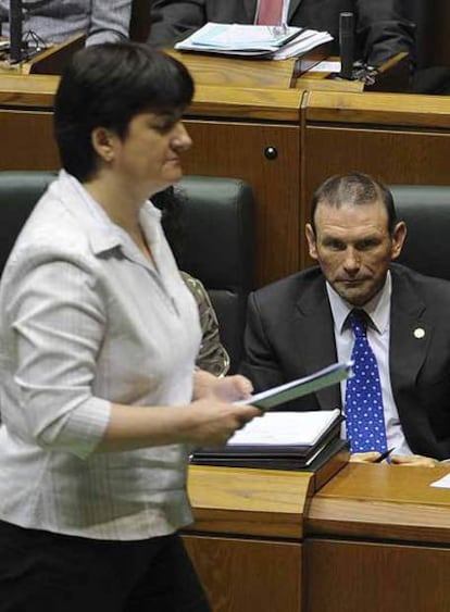 Nekane Erauskin pasa delante de Ibarretxe camino de la tribuna.