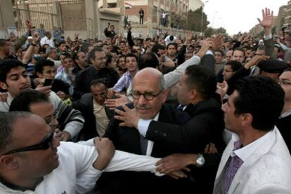 El líder opositor y premio Nobel Mohamed el Baradei es sacado en volandas tras la agresión.