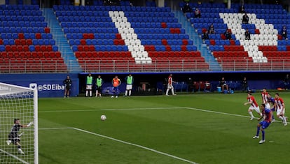 Orellana marca de penalti ante el Athletic Club.