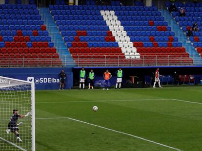 Orellana marca de penalti ante el Athletic Club.