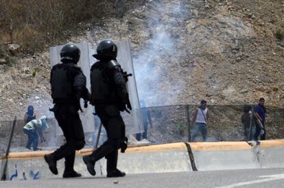 Polic&iacute;as mexicanos se enfrentan con manifestantes en Guerrero