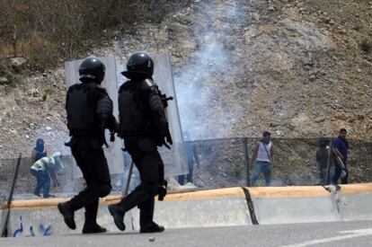 Policías mexicanos se enfrentan con manifestantes en Guerrero