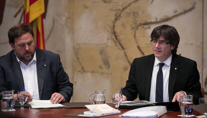 Oriol Junqueras y Carles Puigdemont, en la reunión semanal del Gobierno celebrada este martes.