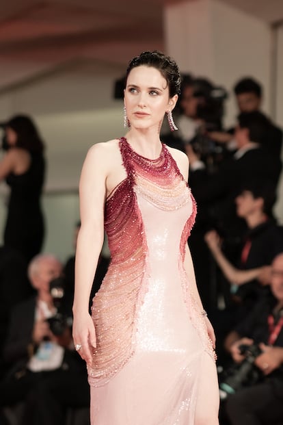 Rachel Brosnahan, con un ajustado vestido con pedrería de la colección o-i 2018 de Atelier Versace.