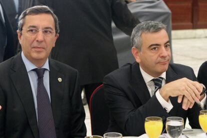 Los diputados generales de Bizkaia, José Luis Bilbao (izquierda), y Álava, Javier de Andrés, ayer en la capital vizcaína.