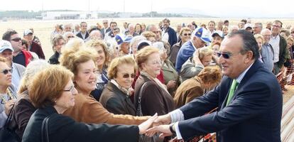 Un grupo de jubilados, de visita en las obras del aeropuerto de Castellón, se acerca a saludar a Carlos Fabra en 2011.