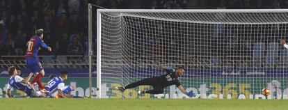 El delantero argentino del F. C. Barcelona, Leo Messi (2 por la izquierda), supera al guardameta de la Real Sociedad, el argentino Gerónimo Rulli, consiguiendo el primer y único gol del equipo blaugrana.