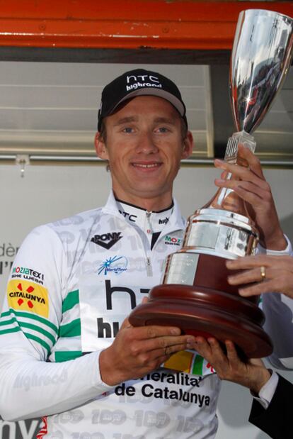 El cicllista letón Gatis Smukulis, con el trofeo de la primera etapa de La Volta.
