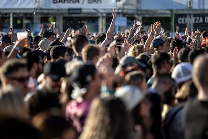 Decenas de personas disfrutan del concierto de Nothing But Thieves, durante la primera jornada del Mad Cool celebrado en Madrid este miércoles. 