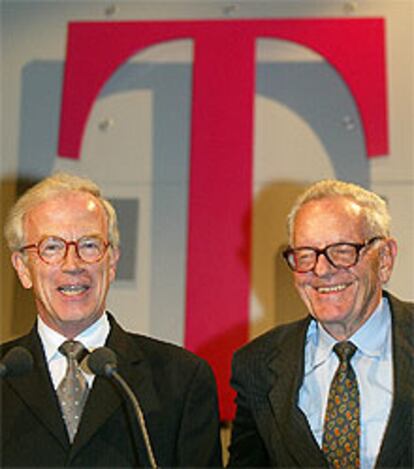Helmut Sihler (a la derecha), junto a Hans Dietrich Winkhaus.