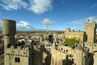 El castillo de Olite, un imponente complejo palaciego reconstruido en los años treinta, fue levantado a finales del siglo XIV bajo el mandato de Carlos III el Noble.