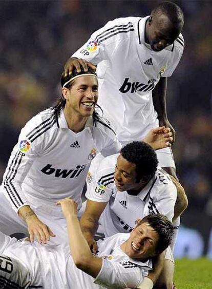 Lass Diarra, Sergio Ramos, Marcelo y Huntelaar celebran el gol del holandés