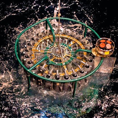 Un detalle de la roseta oceanográfica durante una inmersión nocturna en la misma zona.