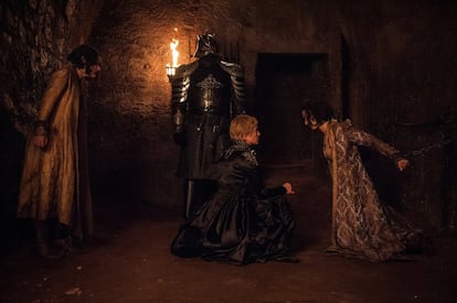 Uno de los alicientes de las dos últimas temporadas de <i>Juego de tronos</i> es ver cómo se desarrollan los malvados planes de Cersei desde el Trono de Hierro. Tras su venganza con la septa Unella, en esta temporada se ha dado el gustazo de torturar a Ellaria Arena y a una de sus hijas, envenenando a esta última y obligando a la primera a ver cómo muere lentamente. La misma muerte que las Serpientes de la arena le habían otorgado a Myrcella Baratheon, la hija de Cersei y Jaime.