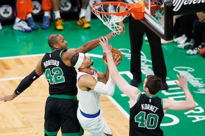 Josh Hart intenta lanzar a canasta ante Al Horford y Luke Kornet en el partido de este miércoles.