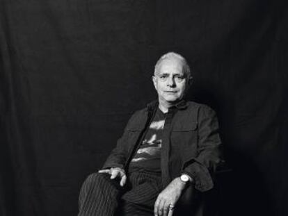 Hanif Kureishi posa para ICON en el CCCB de Barcelona. El gesto se debe a que poco antes se había reunido con su hijo y este le dejó la cartera tiritando.