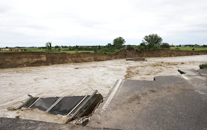 Restos de un puente colapsado en Budrio, cerca Bolonia. 