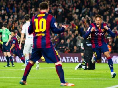 Neymar celebra amb Messi el gol fet a l'Atlètic.