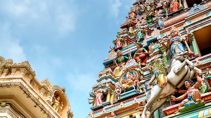 Detalle del templo hindú Sri Mahamariamman, el más antiguo de Kuala Lumpur (Malasia).
